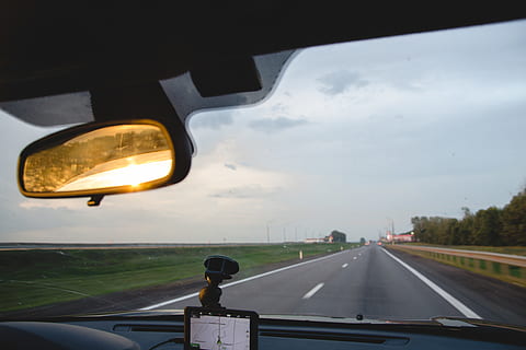 Spiegel, Straße, Windschutzscheibe, Sommer-, Autospiegel, Ausflug, Landschaft, Sonnenuntergang, Auto Sonnenuntergang, Morgen, Morgenlandschaft, Autoreise, Navigator, Automobil, Fahrzeug, Transport, Auto, Geographisches Positionierungs System, Elektronik, Transportmittel, Glas - Material, Kraftfahrzeug, Fahrzeuginnenraum, transparent, Landfahrzeug, Autoinnenraum, Himmel, wolke - himmel, Reise, unterwegs, Natur, Symbol, Rückspiegel, Zeichen, drinnen, der Weg nach vorn, keine Leute, abnehmende Perspektive, Auto Sicht, Glas, 4K, CC0, gemeinfrei, lizenzfrei