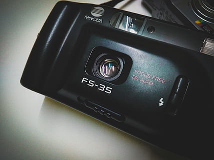 Kamera, klassisch, Minolta Kamera, Technologie, Nahansicht, drinnen, Kommunikation, Text, westliche Schrift, Kamera - Fotoausrüstung, Fotografie-Themen, keine Leute, Nummer, kabellose Technologie, Fotoausrüstung, Ausrüstung, Stillleben, Musik-, Digitalkamera, High Angle View, Verbindung, Mobiltelefon, 4K, CC0, gemeinfrei, lizenzfrei