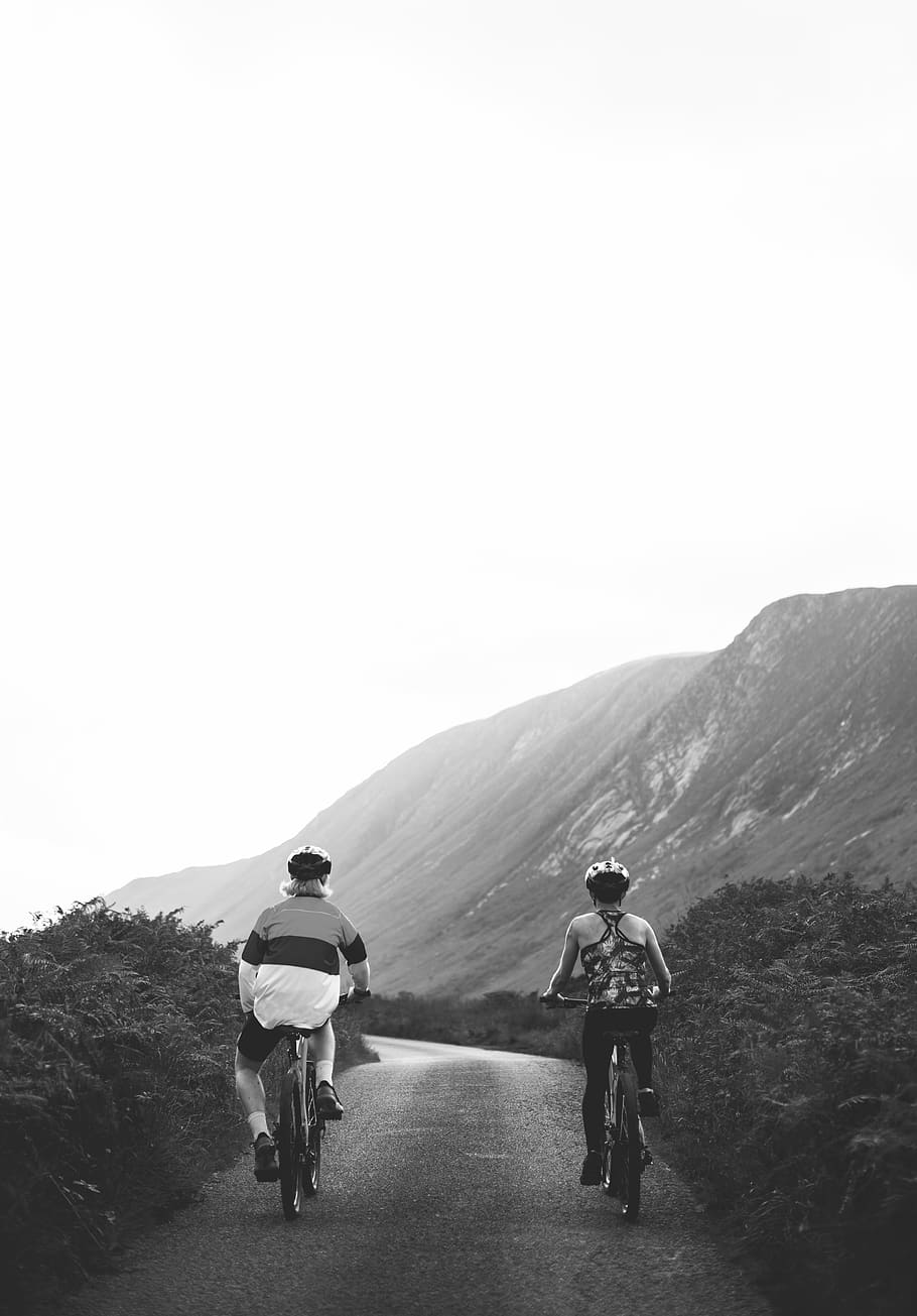 monokrom, Foto, mennesker, ridning, cykel, aktiv, aktivitet, eventyr, tilbage, bagfra, cykler, motorcyklister, cykling, cyklist, cyklister, gråtoner, højland, fritid, bjerg, mountainbike, rekreation, ride, vej, vejbane, rute, kvinde, himmel, rigtige mennesker, herrer, fritidsaktivitet, livsstil, ikke-urbane scene, transportmidler, natur, dag, rejse, kopiere plads, land køretøj, bjergkæde, udendørs, biker, 5K