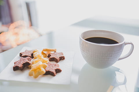 bianca, tazza di tè, accanto, piattino quadrato, stella, sagomato, biscotti, caffè nero, ceramica, caffè, tazza, cibo, boccale, riflessione, dolce, tavolo, cibo e bevande, bere, freschezza, tazza di caffè, rinfresco, caffè - bevanda, in casa, pronto a mangiare, cibo dolce, piatto, indulgenza, al forno, concentrarsi sulle conoscenze acquisite, nessuno, natura morta, pasto, prima colazione, spuntino, tentazione, vasellame, articolo da forno, vassoio, 5K, CC0, dominio pubblico, privo di copyright