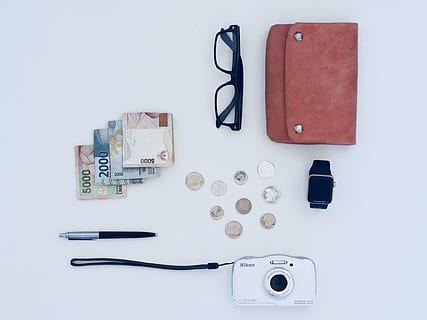 càmera, bolígraf, ulleres, veure, moneda, bitllets de banc, negocis, paquet, flatlay, vacances, diners, organitzar, maleta, estada, viatge, treballar, vidre, simple, mínim, geomètric, viatjar, diners en efectiu, bossa, equipament, tecnologia, fons, sol objecte, salut i medicina, taula, electricitat, cap gent, Finances, 1080P, CC0, domini públic, lliure de regalies