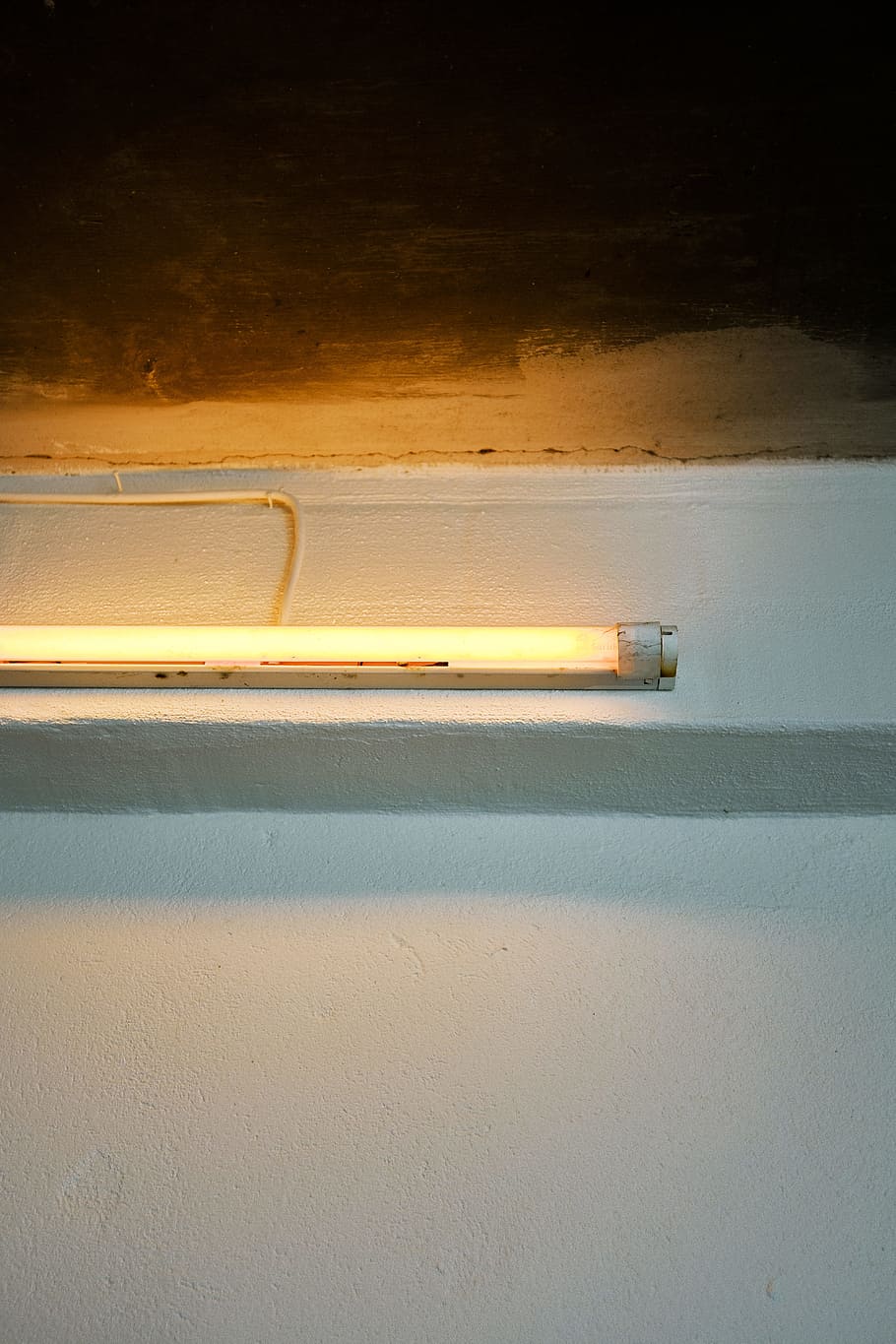 groc, fluorescent, llum, muntat, blanc, paret, lluminositat, sostre, disseny d'interiors, cable, ombra, decoració, friedrichshain, estructura, Berlín, industrial, concret, gràfic, llum fluorescent, cap gent, carrer, a l'aire lliure, transport, equips d’il·luminació, il·luminat, arquitectura, 5K