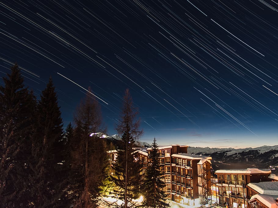 pluja de meteorits, França, arbre, les arcs, hotel, neu, muntanya, allotjar-se, xalet, cel, exposició llarga, hivern, estel, nit, fosc, edifici, habitatge, paisatge, naturalesa, a l'aire lliure, estructura construïda, arquitectura, exterior de l'edifici, astronomia, estrella - espai, planta, escenics - natura, espai, estrella, bellesa a la natura, cap gent, temperatura de fred, 4K