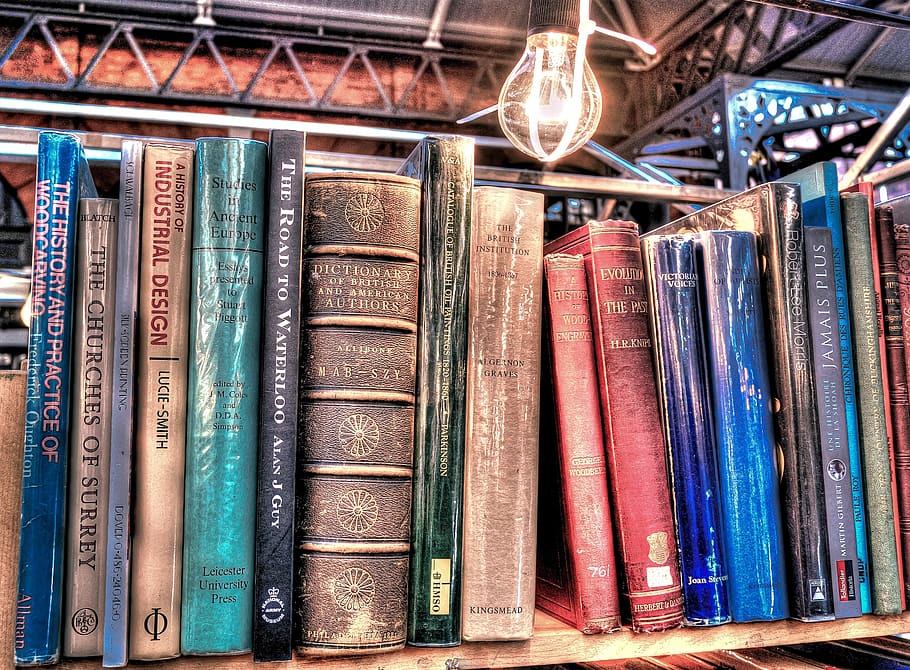 libri di lettura assortiti, antico, pila di libri, libri, conoscenza, biblioteca, lampadina, mensola, studia, Vintage ▾, libro, in casa, pubblicazione, nessuno, scelta, formazione scolastica, scaffale, variazione, grande gruppo di oggetti, letteratura, natura morta, avvicinamento, collezione, fianco a fianco, preparativi, di fila, concentrarsi sulle conoscenze acquisite, apprendimento, libro con copertina rigida, pelle, studiando, 2K