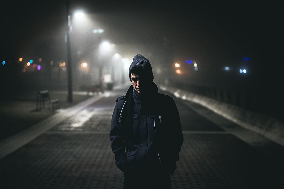 gent, home, paio, fred, nit, fosc, carrer, llum, publicació, banc, maons, tanca, sol, una persona, il·luminat, de peu, ciutat, persones reals, vista frontal, adult jove, roba, estils de vida, tres quarts de longitud, cintura cap amunt, carretera, activitat d'oci, roba casual, transport, centrar-se en primer pla, campana, caputxa - roba, a l'aire lliure, cara oculta, 5K