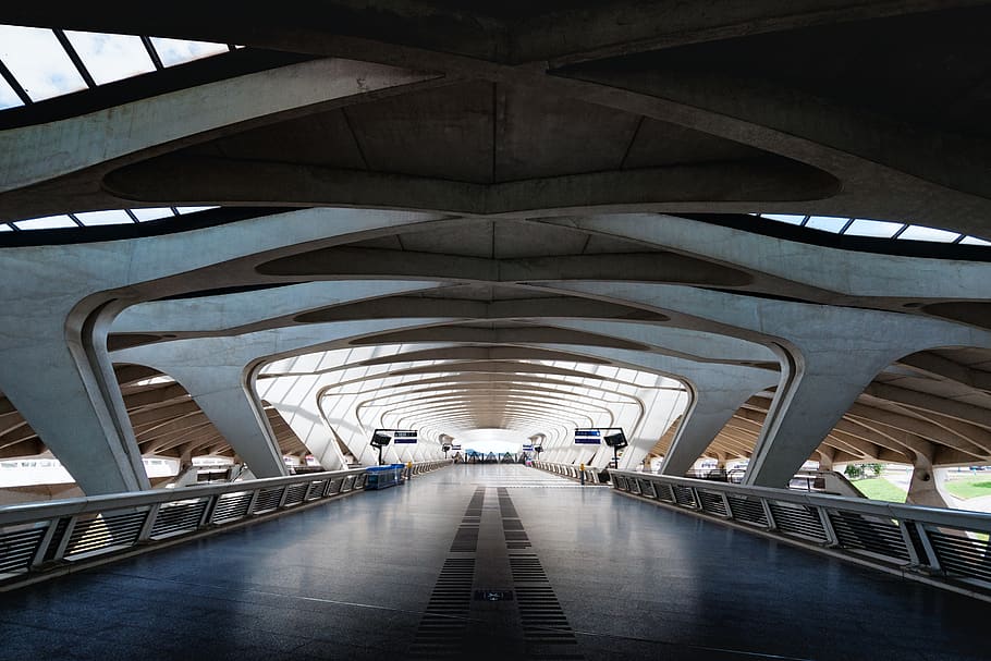 leerer Tunnel, Architekturdesign, Brücke, Decke, Licht, Metall, Passage, Perspektive, Geländer, Reflexion, stehlen, Stein, städtisch, die Architektur, Richtung, der Weg nach vorn, gebaute Struktur, Transport, drinnen, Bogen, Reise, abnehmende Perspektive, zufällige Menschen, Tag, Verbindung, Reiseziele, Brücke - künstliche Struktur, Gebäude, Transportmittel, Lichtanlage, modern, 2K