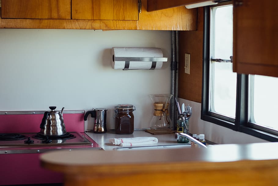 marfa, cuina, cafè, a l'interior, habitació domèstica, casa, cuina domèstica, cap gent, metall, interior de casa, equipament per a la llar, aparell, estri de cuina, material de fusta, dia, funció de construcció de parets, estufa, contenidor, absència, prestatge, enfocament selectiu, Cafetera, acer, 4K