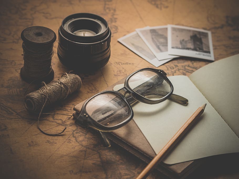 negre, plàstic, emmarcat, ulleres, escriptori, mapa, quadern, Bloc de notes, fotografies, vacances, vintage, natura morta, taula, vista d’angle alt, a l'interior, cap gent, gots, bobina, grup d'objectes, contenidor, paper, primer pla, fil, material de fusta, tèxtil, tinta bé, gran grup d'objectes, metall, centrar-se en primer pla, 4K