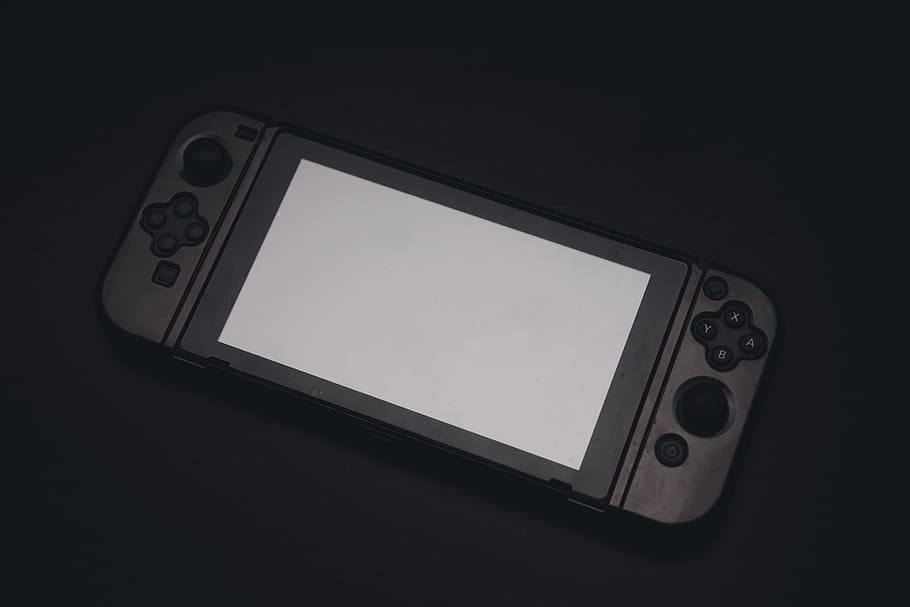 commutador de nintendo negre, tecnologia, tir de l'estudi, comunicació, a l'interior, cap gent, primer pla, còpia espai, connexió, fons negre, tecnologia sense fils, vista d’angle alt, control, sol objecte, color negre, cultura i entreteniment artístic, natura morta, televisor, tallar, telèfon intel·ligent, polsador, Font d'alimentació, equipament elèctric, 5K