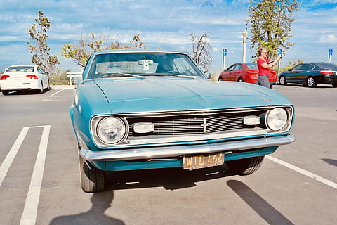 modré auto, automobil, auto, vozidlo, přeprava, osoba, člověk, stroj, kolo, domovní dekorace, venku, sportovní auto, kupé, hot rod, strom, rostlina, sedan, starožitné auto, konvertibilní, zahrada, asfaltovat, motorové vozidlo, způsob dopravy, pozemního vozidla, Historické auto, retro stylu, město, silnice, ulice, den, architektura, nebe, modrý, stacionární, slunečního světla, Příroda, mrak - nebe, sběratelské auto, luxus, 5K, CC0, veřejná doména, bez autorských práv
