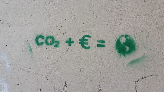 co2, +, e, =, Wandtext, Text, westliche Schrift, Kommunikation, Wandbau - Funktion, keine Leute, die Architektur, gebaute Struktur, grüne Farbe, weiße Farbe, Zeichen, Tag, Nahansicht, Großbuchstabe, draußen, Wand, einzelnes Wort, Schreiben, Nummer, Information, positive Emotionen, Botschaft, 4K, CC0, gemeinfrei, lizenzfrei