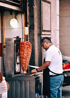 muž, gyro stroj, skutečných lidí, muži, jedna osoba, obsazení, neformální oblečení, dospělý, pracovní, samci, tři čtvrtletí, střední dospělí muži, jídlo a pití, střední dospělý, podnikání, jídlo, stavba, stojící, architektura, den, životního stylu, příprava, 5K, CC0, veřejná doména, bez autorských práv