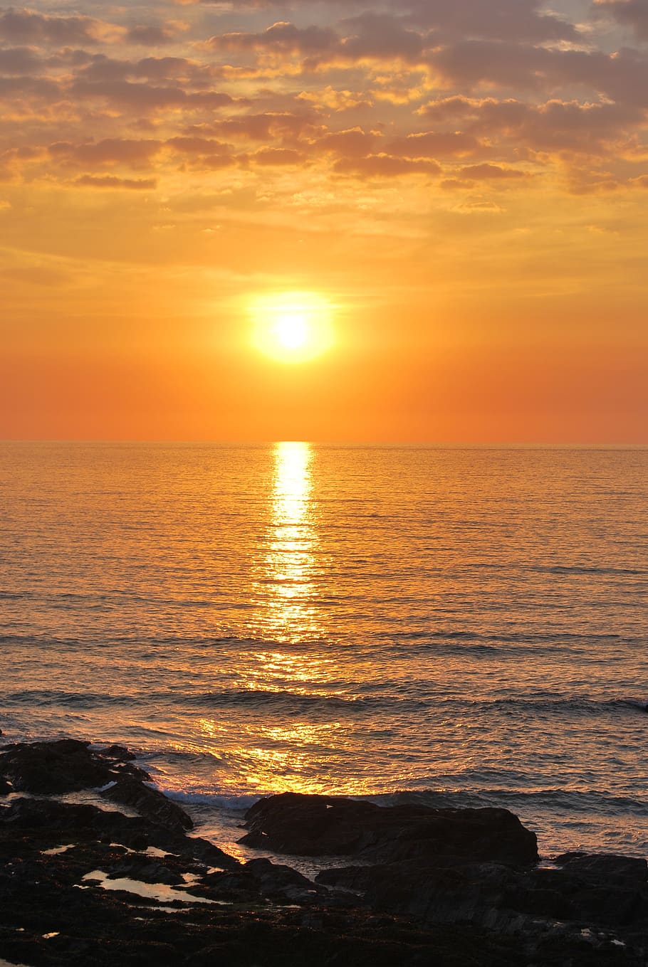 posta de sol, Cornwall, mar, cel, aigua, escenics - natura, bellesa a la natura, color taronja, horitzó sobre l’aigua, horitzó, tranquil·litat, núvol - cel, idíl·lic, escena tranquil·la, naturalesa, llum solar, sol, cap gent, reflexió, platja, a l'aire lliure, cel romàntic, 4K