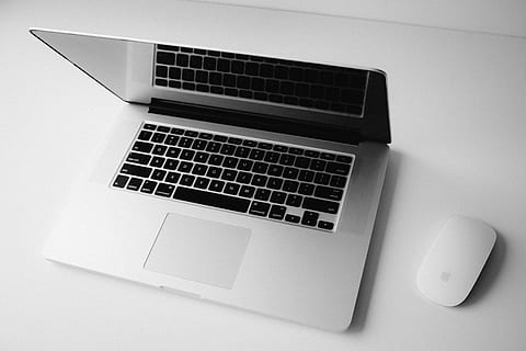 mac, macbook, magi, magisk mus, mus, minimal, arbejde, station, arbejde overalt, enkel, sort og hvid, teknologi, æble, Produkter, Brugt, gammel, bærbar, trådløs teknologi, meddelelse, computer, tastatur, forbindelse, computer tastatur, ingen mennesker, computerudstyr, indendørs, bord, møbel, tæt på, bærbar informationsenhed, studio skud, skrivebord, forretning, enkelt objekt, sølvfarvet, computer nøgle, 5K, CC0, offentligt domæne, royaltyfrie