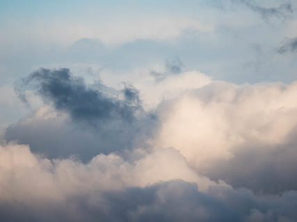 des nuages, lumière, foncé, duveteux, gris, bleu, nuage, ciel, fond d'écran, nuage - ciel, beauté dans la nature, paysages - nature, faible angle de vue, tranquillité, personne, la nature, scène tranquille, arrière-plans, journée, en plein air, cloudscape, idyllique, plein cadre, couleur blanche, paradis, ciel dramatique, douceur, météorologie, 5K, CC0, domaine public, libre de droits