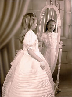 jenni, comunió, nen, femelles, dones, noies, celebració, infància, casat, casament, núvia, a l'interior, adult, moda, esdeveniment, unió, vestit, roba, roba formal, vestit de núvia, família, dues persones, emoció positiva, filla, innocència, dama d'honor, vel, 5K, CC0, domini públic, lliure de regalies