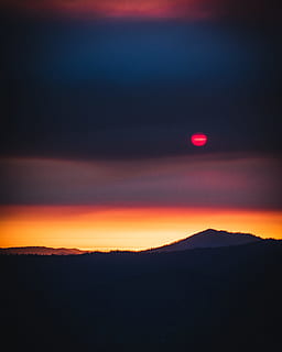 Schattenbildansicht, Berg, rot, Mond, Schönheit in der Natur, Himmel, Szenen - Natur, Sonnenuntergang, ruhige Szene, Ruhe, Silhouette, Natur, wolke - himmel, keine Leute, Landschaft, Umgebung, idyllisch, majestätisch, Horizont, dunkel, draußen, Dramatischer Himmel, Nacht-, romantischer Himmel, 2K, CC0, gemeinfrei, lizenzfrei