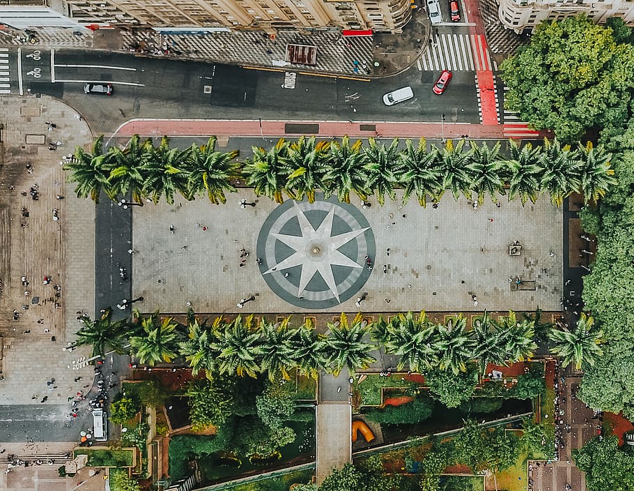 brasile, SE, praça da sé, pianta, giorno, nessuno, colore verde, comunicazione, crescita, natura, architettura, all'aperto, struttura costruita, pianta in vaso, sospeso, esterno dell'edificio, caratteristica della parete, testo, foglia, forma, legno - materiale, parte vegetale, metallo, ruota, 2K