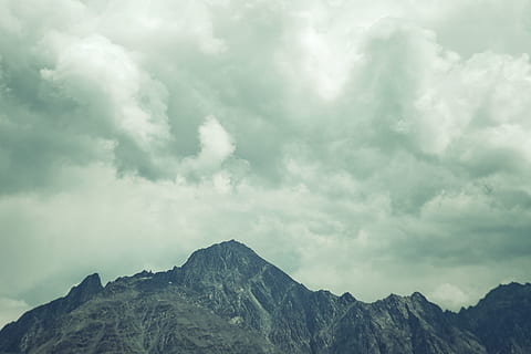 Georgien, Stepantsminda, storm, bjerg, spids, klint, skyer, sky - himmel, skønhed i naturen, himmel, scenics - natur, rolig scene, bjergkæde, ikke-urbane scene, ro, ingen mennesker, natur, dag, bjergtop, klippe, idyllisk, fysisk geografi, udendørs, fjern, geologi, formation, magt i naturen, ildevarslende, 2K, CC0, offentligt domæne, royaltyfrie