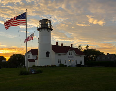 cape cod, vuurtoren, ingebouwde structuur, architectuur, buitenkant van het gebouw, gebouw, wolk - lucht, vlag, hemel, zonsondergang, gras, natuur, fabriek, patriottisme, Oranje kleur, geen mensen, toren, milieu, land-, buitenshuis, veld-, 1080P, CC0, publiek domein, royaltyvrij