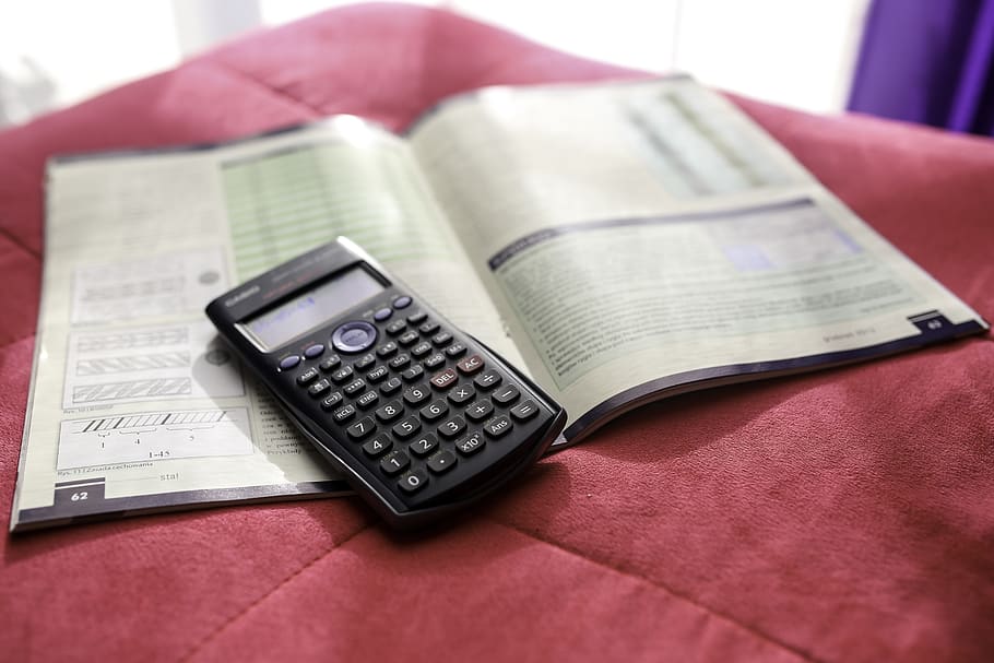 calculadora científica, calcular, calculadora, classe, aprenentatge, Conferència, matemàtiques, escola, ciència, universitat, negocis, Finances, vermell, a l'interior, primer pla, cap gent, tecnologia, educació, taula, llibre, publicació, comunicació, bolígraf, mobles, moneda, paper, nombre, vista d’angle alt, 5K