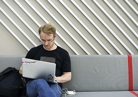 vien tik, komunikacijos, prietaisą, skaitmeninis, darbą, nešiojamas kompiuteris, vyras, naujas verslas, vienas, asmuo, programuotojas, projektą, smulkus verslas, pradėti, paleidimo verslas, technologijos, mąstymas, naudojant, dirbti, dirbtuvės, darbo vieta, vienas asmuo, sėdi, vyrai, ryšį, belaidžio ryšio technologija, naudojant nešiojamąjį kompiuterį, kompiuteris, patalpose, atsitiktinis apranga, suaugusiųjų, Vaizdas iš priekio, realūs žmonės, baldai, profesija, 4K, CC0, Viešasis domenas, nemokamai