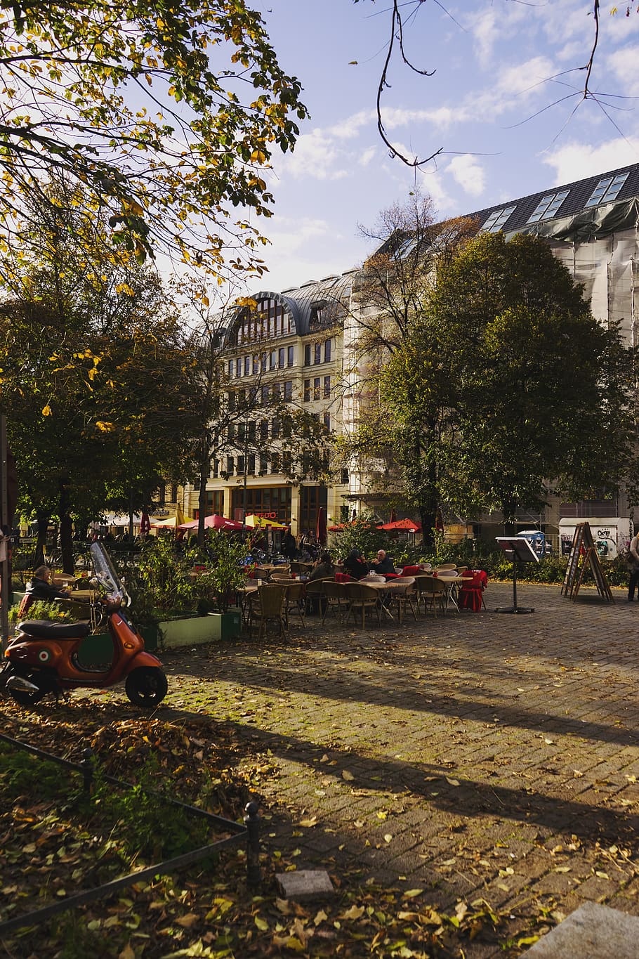 Berlín, Alemanya, hackescher markt, arbres, arquitectura, tardor, scooter, temps, verd, ciutat, gent, estructura construïda, exterior de l'edifici, planta, arbre, naturalesa, edifici, dia, cel, llum solar, manera de transport, a l'aire lliure, persones incidentals, transport, núvol - cel, automòbil, cotxe, creixement, 5K