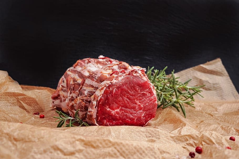 carne crudă, alimente, friptură, porc, culinar, șuncă, asezonare, carne de pui, susan, delicatese, magazin, macelarie, slănină, barbecue, sandwich wrap, iaurt, desert, pâine, clătită, turtă de mălai, mancare si bautura, prospeţime, carne, în interior, studio shot, rozmarin, iarbă, tăiere bord, mâncat sănătos, mancare cruda, bunăstare, carne rosie, natură moartă, a închide, nici o persoana, fruct, ingredient, condiment, masa, vită, Fundal negru, masa de seara, 5K