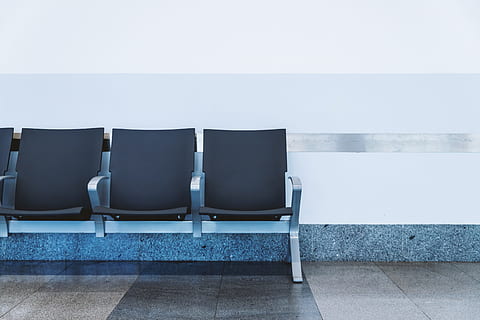 moderne, attendre, surface, aéroport., vide, siège, chaise, absence, personne, architecture, espace de copie, journée, aéroport, sol, salle d'attente, construction de murs, transport, hall, à l'intérieur, cote à cote, la nature, dans une rangée, zone de départ de l'aéroport, carrelage, 5K, CC0, domaine public, libre de droits