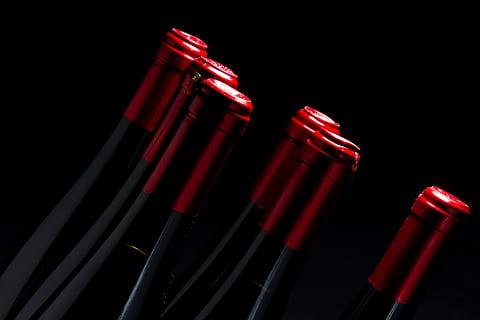 botellas con tapa roja, botella, vino, beber, bebida, alcohol, botella de vino, rojo, fotografía de producto, producto, las bebidas, vino tinto, cerveza, botella de cerveza, vaso, Copa de vino, espíritu, carrete, cilindro, salsa de tomate, comida, fondo negro, nadie, foto de estudio, de cerca, adentro, noche, luz - fenómeno natural, copia espacio, iluminado, orden, grupo de objetos, separar, solo objeto, naturaleza muerta, naturaleza, comida y bebida, movimiento, primer plano extremo, oscuro, 5K, CC0, dominio público, libre de derechos