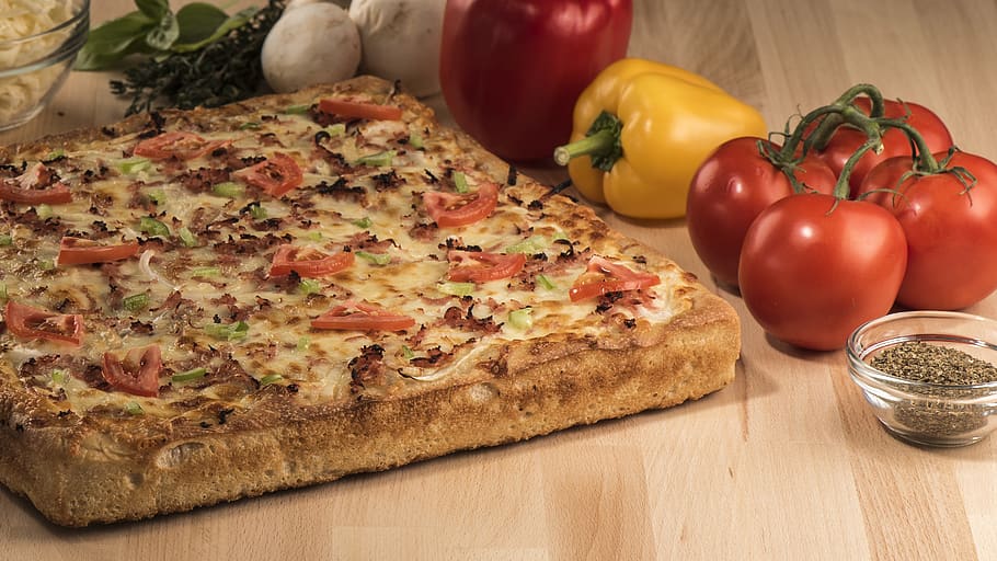 firkantet vegetabilsk pizza, mad og drikke, mad, grøntsag, pizza, tomat, friskhed, peber, paprika, frugt, stilleben, sund kost, bord, indendørs, ingen mennesker, mejeriprodukt, klar til at spise, tæt på, brød, ingrediens, ost, fristelse, snack, Vegetarmad, 2K