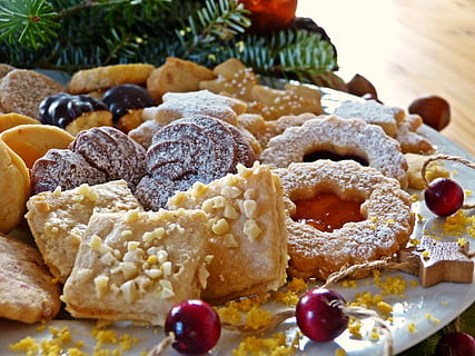 kiks i plade, bage, bageri, bagning, slik, jul, julekager, juledekoration, juletid, tæt på, cookie, lækker, mad, frugt, hjemmelavet, overbærenhed, kager, bagværk, sukker, traditionel, mad og drikke, sødt mad, sød, friskhed, dessert, bagt, klar til at spise, fristelse, stilleben, indendørs, ferie, bord, fest, ingen mennesker, usund spisning, flormelis, 4K, CC0, offentligt domæne, royaltyfrie