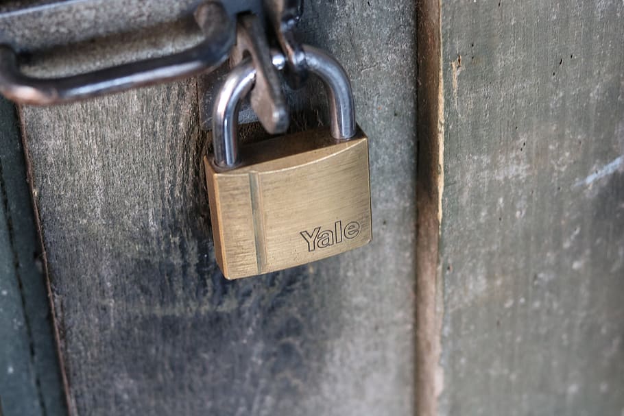 serratura, chiuso, maniglia, lucchetto, legna, metallo, sicurezza, protezione, sospeso, legno - materiale, avvicinamento, Entrata, tecnologia, nessuno, comunicazione, porta, vecchio, color oro, amore, connessione, in casa, 5K