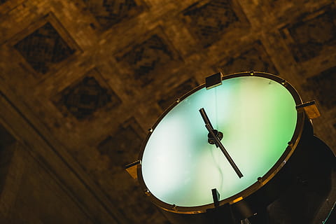 Analoge klok, klok, klokkentoren, architectuur, toren, gebouw, computer, elektronica, muis, hardware, wandklok, wekker, vrijetijdsactiviteiten, pottenbakkerij, pot, vaas, gebied, percussie, trommel, muziekinstrument, binnenshuis, lage hoekweergave, geen mensen, drum - percussie-instrument, percussie instrument, hout - materiaal, kunst cultuur en entertainment, muziek-, ingebouwde structuur, vorm, detailopname, reflectie, verlichtingsapparatuur, antiek, tijd, focus op de voorgrond, verlicht, plafond, elektrische lamp, 5K, CC0, publiek domein, royaltyvrij