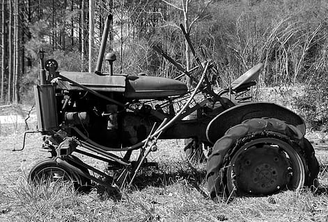 rustikke traktor, forladt, antik, rusten, gammel, grunge, landbrugsudstyr, årgang, traktor, landbrug, maskineri, ru, alderen, beskadiget, kørt ned, forvitret, henfald, køretøj, gård, gået i stykker, slidt, ødelagt, landdistrikterne, monokrom, transportform, jord, Mark, transportmidler, land køretøj, plante, natur, dag, stationær, græs, træ, ingen mennesker, forældet, motorcykel, udendørs, landbrugsmaskiner, hjul, forringelse, 2K, CC0, offentligt domæne, royaltyfrie