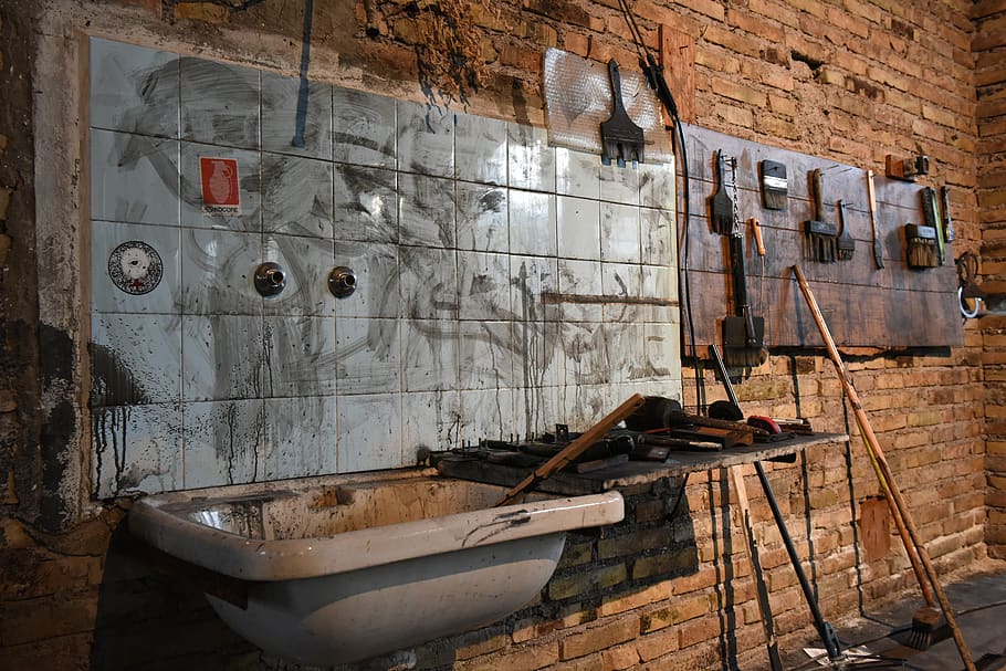 lavabo, laboratorio, ingombrare, pennelli, scopa, spazzola, disordinato, dipingere, artistico, artista, creativo, abbandonato, in casa, nessuno, vecchio, caratteristica della parete, danneggiato, architettura, distruzione, obsoleto, intemperie, legno - materiale, cattiva condizione, corri giù, arrugginito, metallo, declino, deterioramento, giorno, struttura costruita, parete, rovinato, 5K
