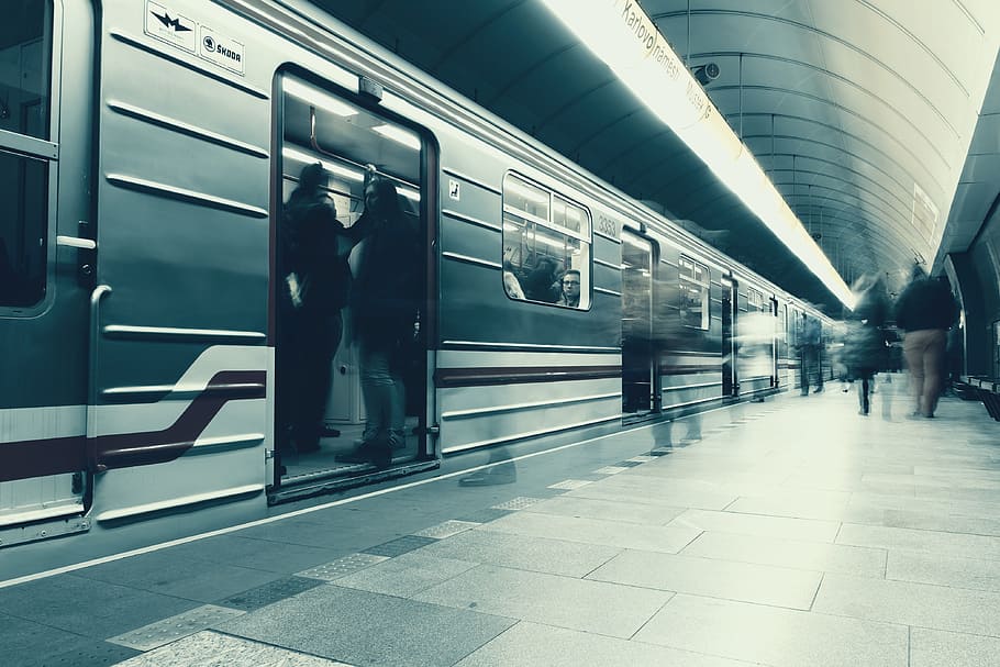 stazione della metro, praga, mezzi di trasporto, trasporto pubblico, trasporto ferroviario, modo di trasporto, stazione della metropolitana, uomini, gruppo di persone, architettura, persone reali, viaggio, metropolitana, illuminato, in casa, movimento, a piedi, persone accessorie, stili di vita, treno, persone, adulto, in attesa, soffitto, 4K