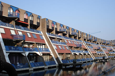 ciutat, construcció, arquitectura, mantenir, aigua, estructura construïda, exterior de l'edifici, cel, cel clar, en fila, dia, naturalesa, transport, cap gent, edifici, davant del mar, finestra, reflexió, manera de transport, vaixell nàutic, destinacions de viatge, canal, casa de fila, apartament, 1080P, CC0, domini públic, lliure de regalies