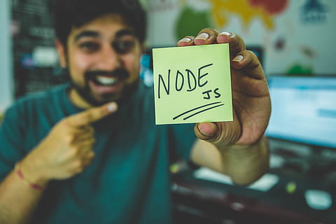 Person, halten, Knotentext, unscharfer Hintergrund, Code, Kodierung, Handel, Entwickler, Gesichtsausdruck, Gesichtsbehaarung, Fokus, Hände, drinnen, Mann, nodejs, Programmierer, Kommunikation, Text, eine Person, westliche Schrift, Emotion, zeigt, Porträt, lächelnd, Lebensstile, Fokus auf den Vordergrund, echte Menschen, junger Erwachsener, Männer, junge Männer, Legere Kleidung, Glück, Kamera betrachten, Botschaft, positive Emotionen, 5K, CC0, gemeinfrei, lizenzfrei