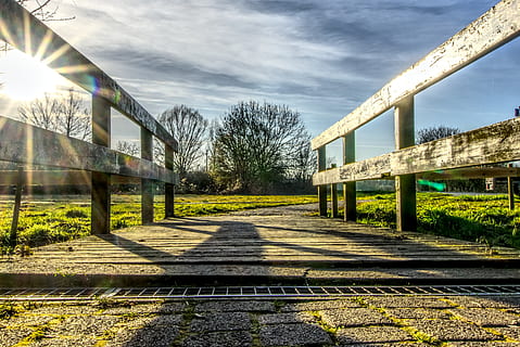 Brücke, Übergang, Sonne, Hintergrundbeleuchtung, blendender Stern, Holz, Geländer, Abgrenzung, Bretter, Himmel, Blau, Bäume, Natur, Weg, Landschaft, Wandern, Route, hdr, Hoher dynamischer Bereich, Kontrast, Sonnenlicht, der Weg nach vorn, Baum, wolke - himmel, Transport, die Architektur, Richtung, gebaute Struktur, keine Leute, Pflanze, Tag, Schatten, Verbindung, abnehmende Perspektive, draußen, Straße, Brücke - künstliche Struktur, Spur, architektonische Säule, Oberflächenniveau, lange, 2K, CC0, gemeinfrei, lizenzfrei