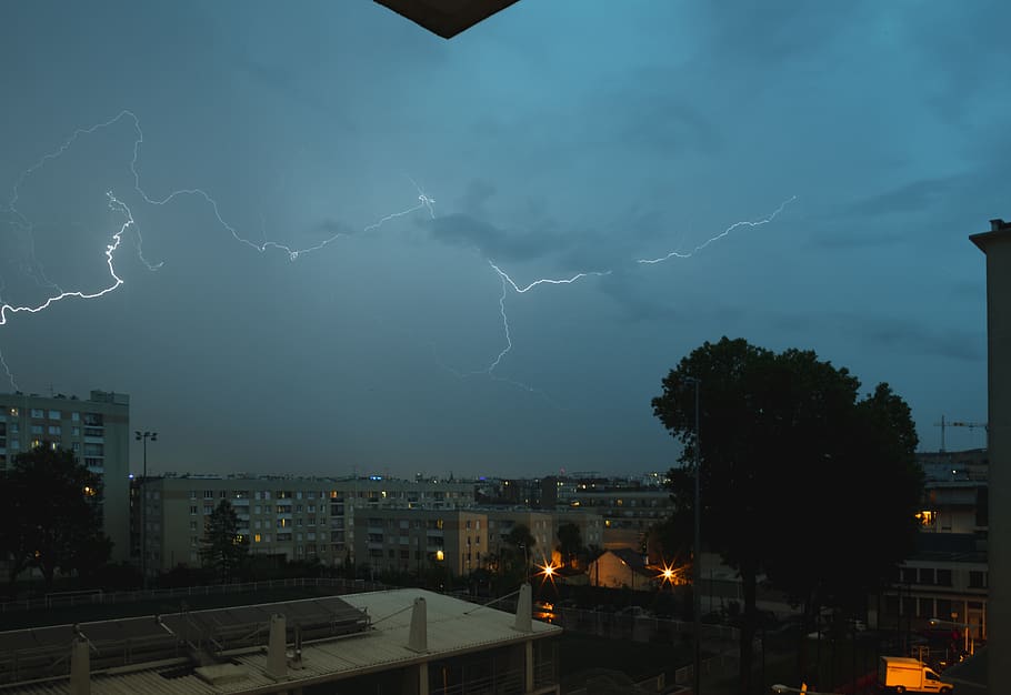 tempesta, trons, llamps, pern, llamp, cel, temps, taronja, pluja, pluie, fosc, Bleu, blau, naturalesa, poder, paisatge, sobre la ciutat, urbà, ciutat, poder a la natura, núvol - cel, il·luminat, arquitectura, exterior de l'edifici, estructura construïda, nit, arbre, llamps bifurcats, núvol de tempesta, bellesa a la natura, signe, comunicació, cap gent, electricitat, a l'aire lliure, llum, 8K