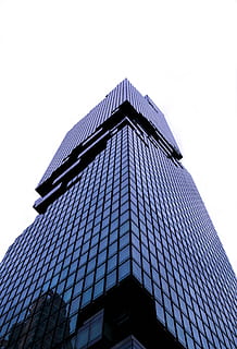 gratacels, abans de la posta de sol, contrast, visites turístiques, gran disseny d'arquitectura, Planta 78, ombra, centre de la ciutat, àrea comercial, cap de setmana, rei poder mahanakhon, districte de bangrak, bangkok, Tailàndia, urbà, finestres, minimalista, vista d’angle baix, exterior de l'edifici, arquitectura, estructura construïda, edifici, exterior d’edifici d’oficines, cel, oficina, alta - alta, cel clar, cap gent, ciutat, torre, modern, vidre - material, naturalesa, dia, a l'aire lliure, patró, directament a sota, 4K, CC0, domini públic, lliure de regalies