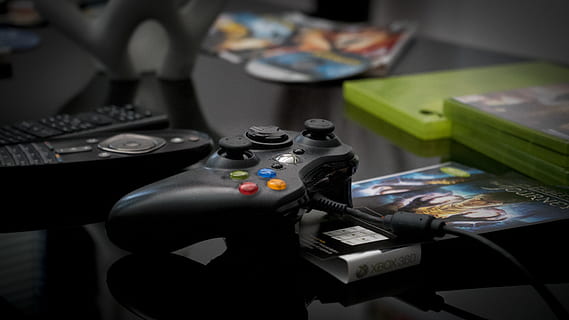 negre, controlador microsoft xbox 360, a l'interior, tecnologia, cap gent, primer pla, taula, taula giratòria, nostàlgia, natura morta, centrar-se en primer pla, creativitat, tir de l'estudi, registre, eina de treball, art i artesania, cultura i entreteniment artístic, enfocament selectiu, càmera - equip fotogràfic, habitació domèstica, negocis, 5K, CC0, domini públic, lliure de regalies