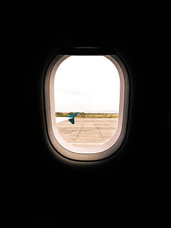 fly vindue, gennem vinduet, vinge, vindue, fly, vingespids, luftstrimmel, luftfelt, mørk, indrammet, rejse, udforske, vandre, transportmidler, silhuet, tapet, sommer, kigger gennem vinduet, luftfartøj, flyvende, koøje, himmel, ingen mennesker, natur, kommerciel flyvemaskine, scenics, luftfoto, luft, dag, udendørs, landskab, jord, blå, ferier, 5K, CC0, offentligt domæne, royaltyfrie