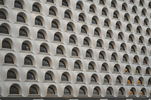 bianca, edificio multi finestra, costruzione, architettura, tappeto, finestra, buco, cupola, struttura, tetto, edificio per uffici, lucernario, pedone, triangolo, arte, scultura, griglia, archeologia, arco, arcuato, otturatore, tenda, nessuno, fotogramma intero, ripetizione, sfondi, struttura costruita, modello, Inquadratura dal basso, fianco a fianco, di fila, esterno dell'edificio, storia, giorno, design, luogo di culto, il passato, religione, architettura e arte, soffitto, caratteristica dell'edificio, 5K, CC0, dominio pubblico, privo di copyright