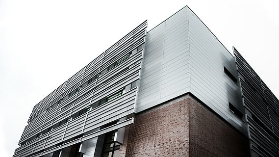 Canadà, parets, gris, maó, treballs de metall, paret de maó, revestiment de metall, edifici, 3 quart de tir, regla de terços, arquitectura, campus, universitat, tres quart de tir, estructura construïda, exterior de l'edifici, vista d’angle baix, cel, cel clar, cap gent, modern, ciutat, naturalesa, dia, exterior d’edifici d’oficines, a l'aire lliure, còpia espai, oficina, finestra, alta - alta, vidre - material, gratacels, 4K, CC0, domini públic, lliure de regalies