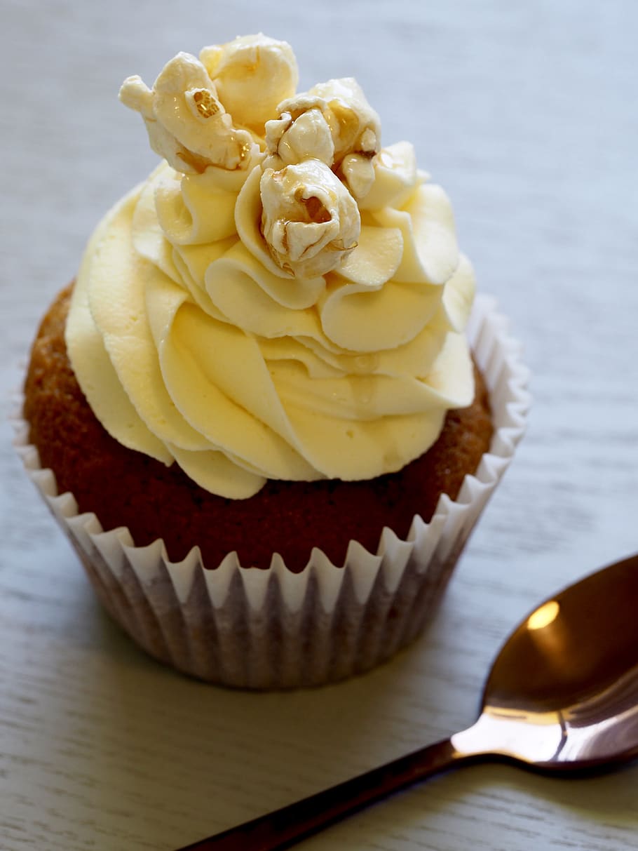cupcake de xocolata, groc, gel, superior, enfornar, fleca, cocció, pastís, caramels, caramel, celebració, xocolata, crema, tassa, cupcake, deliciós, menjar, casolà, indulgència, pastisseria, crispetes de blat de moro, cullera, sucre, saborós, tractar, vainilla, menjar dolç, menjar i beguda, postres, dolç, temptació, frescor, primer pla, taula, menjar poc saludable, cap gent, llest per menjar, a l'interior, natura morta, utensili per menjar, estri de cuina, titular de cupcake, crema batuda, muffin, 4K