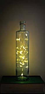 luce della stringa, luce fata, luce, backround, sfondo, bottiglia, vetro - materiale, trasparente, in casa, contenitore, nessuno, caratteristica della parete, natura morta, tavolo, illuminato, singolo oggetto, attrezzatura per l'illuminazione, avvicinamento, raggiante, girato in studio, natura, vaso, ardente, sfondo colorato, 2K, CC0, dominio pubblico, privo di copyright