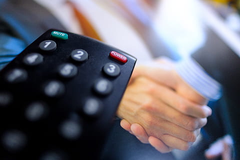 tālvadība, kontroli, jauda, veiktspēju, vienošanās, rokasspiediena, tv, programmu, tehnoloģijas, cilvēka roku, komunikāciju, tuvplāns, roka, Bizness, pieaugušais, cilvēka ķermeņa daļa, Uzspied pogu, bezvadu tehnoloģija, cilvēkiem, savienojumu, telpās, koncentrēties uz jaunajām zināšanām, selektīvu fokusu, korporatīvā uzņēmējdarbība, spiežot, pirkstu, tastatūru, 5K, CC0, publiskais domēns, bez atlīdzības