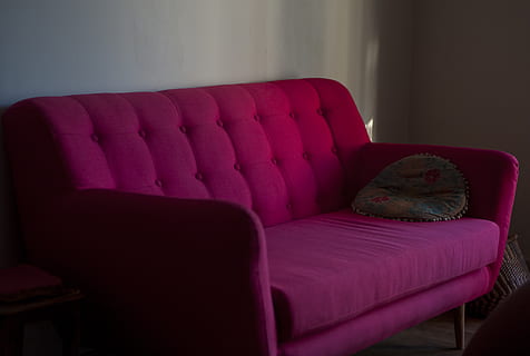 sofa, rød, struktur, lys, aften, værelse, dekorative, møbel, sæde, indendørs, stol, hjemlige værelse, lempelse, tom, komfortabel, pude, lænestol, ingen mennesker, fyldt, lyserød farve, fravær, hyggelig, biograf, kunstkultur og underholdning, 4K, CC0, offentligt domæne, royaltyfrie